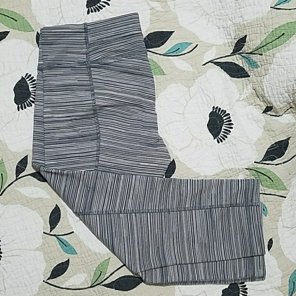 Under Armour capri length fitted leggings - Picture 1 of 4